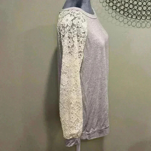 Light gray sweatshirt like top with lace accent sleeves- Size Large - Picture 3 of 7